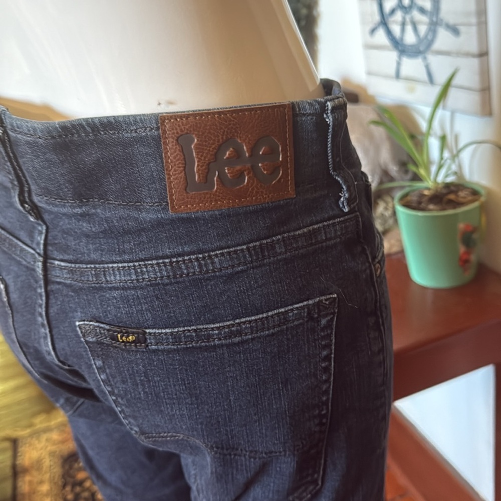 Levi jeans Classic Blue Women's Jeans slim fit straight leg size. 8